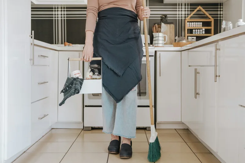 Profesionistă GNG PureCare pregătită pentru curățenia apartamentului tău din București